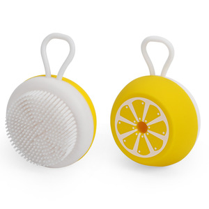 Brosse de bain en silicone citron avec réservoir de gel douche, outil de massage pour le corps sous la douche - Product Image 5