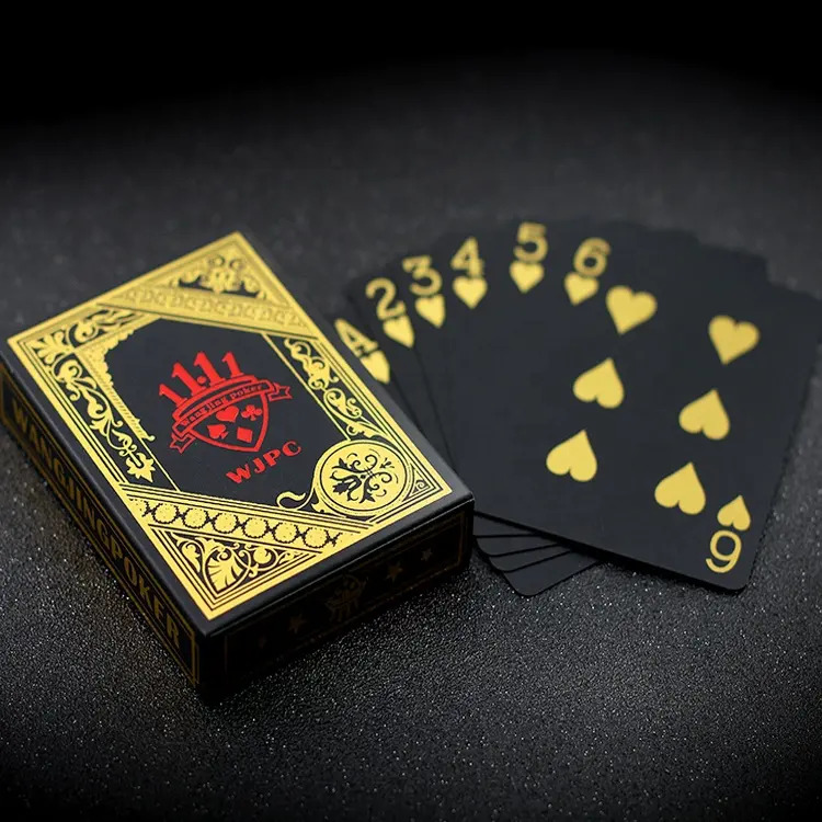 Naipes de póker de plástico PVC de diseño personalizado con impresión en la parte delantera y trasera, naipes de sublimación impermeables negros y dorados con caja