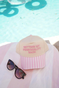 Gorra de Béisbol Bordada con la Frase 'Getting My Personality Back', Visera Rosa a Rayas, Ajustable con Broche, para Mujer - Product Image 6