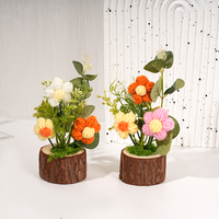 Fleurs au crochet artisanales et éclatantes, vase en bois naturel, composition florale tricotée artisanale pour la remise des diplômes, le Nouvel An chinois, la Fête des Pères