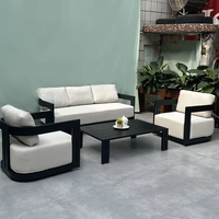 Ensemble de canapés d'extérieur modernes en aluminium avec coussins en tissu, chaise longue, ottoman et table basse pour hôtel, jardin, patio, cour.