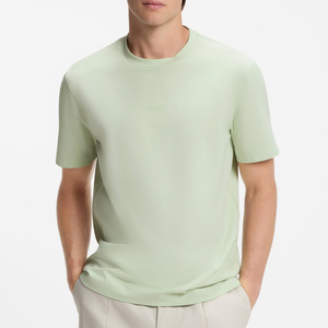 Camiseta cómoda de estilo casual para hombre, diseñada para un movimiento relajado, con una forma elegante y una apariencia informal inteligente para el día a día. - Product Image 1