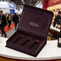 Caja Rígida para Vino Color Borgoña Oscuro Personalizada con Diseño Geométrico en Dorado, Empaque de Regalo de Lujo con 3 Compartimentos para Marcas de Vino