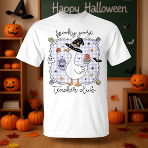 Camiseta de Halloween del Club de Profesores Spooky Goose con diseño de sombrero de bruja y calabaza para profesores - Product Image 3