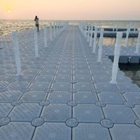 Produit phare : Ponton flottant en HDPE pour quai de jet ski et bateaux, avec côtés surélevés et 3 roulettes
