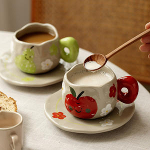 Tazas y platillos de café pintados a mano con motivos de pera, caqui y manzana, creativos, moldeados a mano, de cerámica irregular, para la hora del té. - Product Image 6