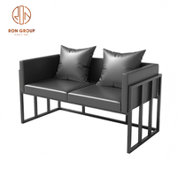 Meubles de café modernes banquette canapé gris foncé et table basse rectangulaire à cadre en bois pour salle à manger de style industriel