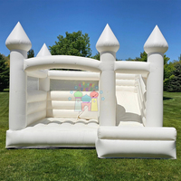 Château gonflable blanc pour fête dans l'arrière-cour des enfants Maison de rebond gonflable commerciale avec toboggan et fosse à balles