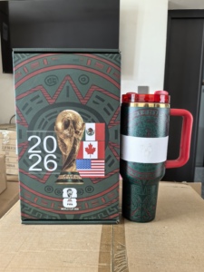 Set de Regalo de Vaso Térmico de Acero Inoxidable de Doble Pared con Aislamiento al Vacío de 40oz, con Logotipo Personalizado de la Copa Mundial de Fútbol 2026 y Mascotas Oficiales - Product Image 1