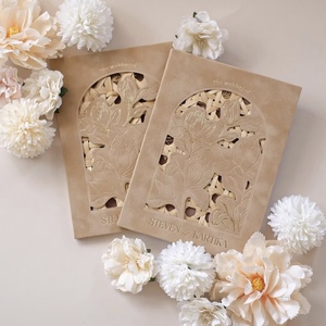 Elegante Juego de Invitaciones de Boda con Relieve, Invitación con Corte Láser Floral y Tacto de Terciopelo con Sobre - Product Image 1