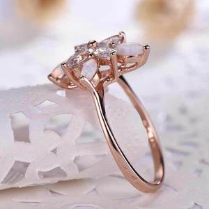 Anello da Donna Stile Opale con Motivi Floreali, Elegante Gioiello Regolabile in Lega con Accenti Colorati, Design Moderno per Regalo - Product Image 3