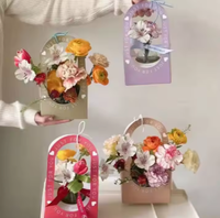 Boîte à fleurs avec logo personnalisé avec poignée Base en carton Sac en plastique transparent disponible en couleurs pour l'emballage de cadeaux floraux