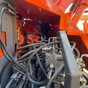 Excavatrice sur chenilles Hitachi ZX135 d'occasion, presque neuve, économe en carburant, 13 tonnes, pour usage agricole et domestique, avec pompe de boîte de vitesses PLC, puissance 72KW - Product Image 5