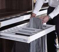 Système de dressing sur mesure moderne pour chambre à coucher avec coiffeuse et étagères intégrées pour projets résidentiels et hôteliers