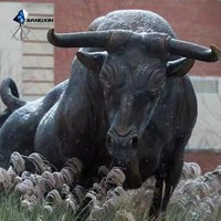 Statue de taureau en bronze surdimensionnée peinte à la main et personnalisée - Installation artistique durable en fibre de verre pour hôtels, centres commerciaux et parcs à thème