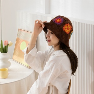 <span class=keywords><strong>Envío</strong></span> Directo, venta al por mayor, gran oferta Popular en Stock, gorra deportiva de verano colorida para mujer a la moda, sombrero de cubo hecho a mano con flores de ganchillo - Product Image 4