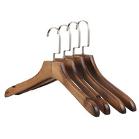 Cintres en bois personnalisés de couleur marron antique d'Inspring pour vêtements