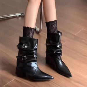 รองเท้าบูทผู้หญิงทรงหัวแหลมสไตล์เรโทรปี 2026 ดีไซน์จีบแบบมีสไตล์  หนังนุ่มใส่สบาย  ทรงกระบอก  ช่วยให้ขาดูเรียวเล็ก - Product Image 1