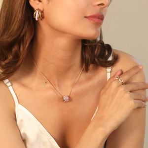 เครื่องประดับแฟชั่นทรงเรขาคณิตเคลือบทอง 18K บนสแตนเลสเคลือบเงา ดีไซน์ทันสมัย สำหรับผู้หญิง ประกอบด้วยต่างหู สร้อยคอ และแหวน - Product Image 2