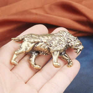 Statue <span class=keywords><strong>de</strong></span> bureau <span class=keywords><strong>de</strong></span> <span class=keywords><strong>tigre</strong></span> à dents <span class=keywords><strong>de</strong></span> <span class=keywords><strong>sabre</strong></span> en laiton massif Sculpture en cuivre Artisanat à collectionner Thé Ornement pour animaux <span class=keywords><strong>de</strong></span> compagnie pour Noël Vente en gros - Product Image 5