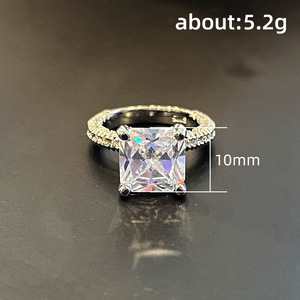 Anello classico quadrato a quattro punte per donna, gioiello elegante e scintillante per l'indice - Product Image 4