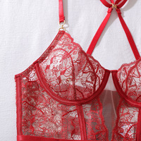 Ensemble de lingerie de luxe en dentelle rouge avec jarretelles - Corset transparent à motifs floraux et string assorti