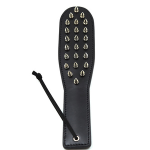 แส้หนังสีดำแบบมีหนามแหลมพร้อมหมุดโลหะทรงกรวย ของเล่นสำหรับผู้ใหญ่ SM BDSM - Product Image 3