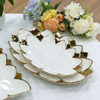 Ovale keramische plaat met gouden rand, reliëfbloem, wit porselein, luxe serveerschaal, huishoudelijk fruit, dessert, snack, serviesgoed