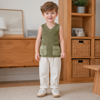 Gilet en tricot côtelé à col en V avec deux poches cargo sur le devant, couleur vert militaire uni, style workwear simple et minimaliste pour l'intérieur et l'extérieur