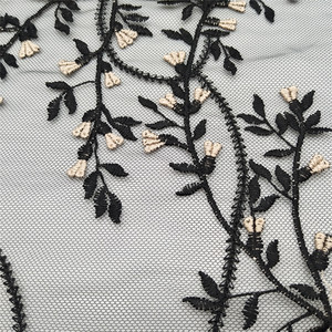 Tissu en tulle brodé de dentelle florale noire élégante avec de petites fleurs pour la confection de robes et la décoration intérieure - Product Image 5
