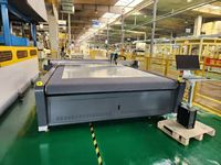 Grande machine de découpe CNC 3040 avec une surface de travail de 3 m x 4 m pour la découpe et le poinçonnage de tissus, de fibres de verre, de mousse et d'isolant