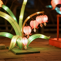 Kleurrijke zijden lantaarns met Chinees design, tuindecoratie, festival-lantaarns, decoratieve bloemen, kransen en planten