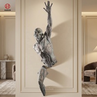 Sculpture murale moderne en bronze, homme traversant le mur, art mural 3D en métal coulé, figure masculine émergeant du mur, décoration pour hall d'hôtel, bureau