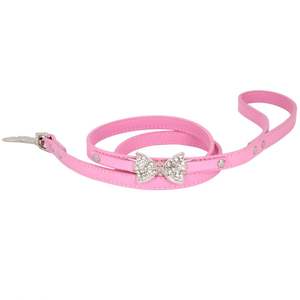 Laisse pour chien en PU rose avec nœud papillon et motif cœur, décorée d'un foulard, pour petits chiens - Laisse de traction anti-perte - Product Image 1