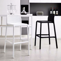 Tabouret haut moderne et minimaliste en plastique, chaise de bar pour la maison, sensation de luxe léger, confortable pour une longue assise, avec dossier pour îlot de cuisine ou caisse.