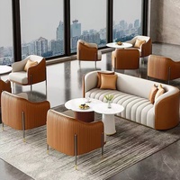 Canapé de hall d'hôtel moderne de luxe léger, chaise avec structure en bois massif et revêtement en cuir artisanal, personnalisable, 1 personne, pour réception professionnelle
