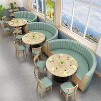 Ensemble de meubles de restaurant en bois pour café : canapé, chaises et table, sièges de banquette, style décontracté.