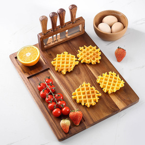 Tabla de cortar cuadrada de madera de acacia con juego de cuchillos para queso y soporte para uso en la cocina - Product Image 1