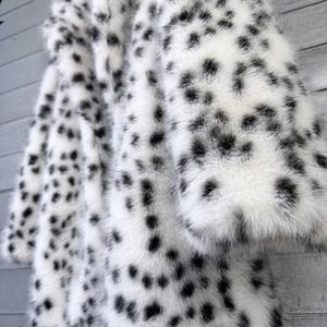 معطف شتوي نسائي سميك بنقشة الفهد الأبيض، يحاكي فرو الثعلب، مع ياقة طويلة - Product Image 4