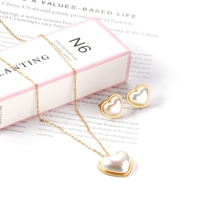 Ensemble de bijoux plaqué or avec pendentif nœud papillon en acier inoxydable orné de diamants et boucles d'oreilles, en vente - Product Image 3