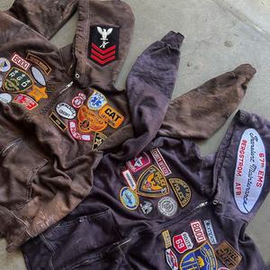 เสื้อฮู้ดดี้ผ้าถักสำหรับผู้ชาย แต่งลายปักแบบดิสเทรส พร้อมผ้าฝ้ายปะติด ตกแต่งด้วยเทคนิคย้อมสีแบบวินเทจ ซันเฟด คัสตอม แอซิดวอช - Product Image 4