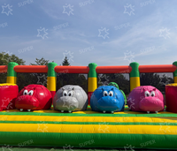 Parcours d'obstacles gonflable géant pour enfants sur le thème de la jungle et des monstres sucrés, idéal pour les carnavals