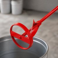 Pelle mélangeuse robuste en acier rouge avec poignée noire et tête de mélange annulaire pour la préparation et le mélange des matériaux en atelier