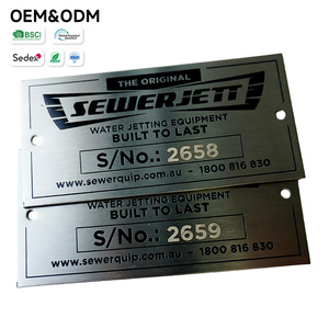 Étiquettes métalliques personnalisées en acier inoxydable brossé, gravées et rempliées d'époxy, avec numéro de série et informations sur l'équipement, pour l'identification des actifs. - Product Image 1