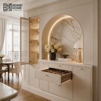 Buffet de salle à manger intégré blanc crème moderne de style français avec niche en marbre cintrée pour penthouse ou villa