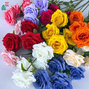 Rose artificielle en soie à quatre têtes, bordure bouclée, décoration de mariage, bouquet de roses réalistes - Product Image 1