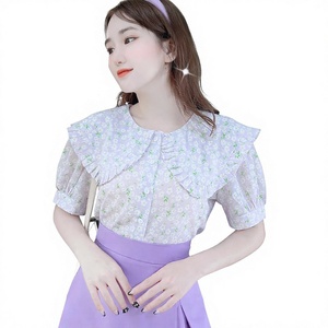 Blusa al por mayor para mujer con estampado floral, cuello plisado con volantes, manga corta y botones frontales, ideal para uso diario en la oficina y tiendas minoristas. - Product Image 1