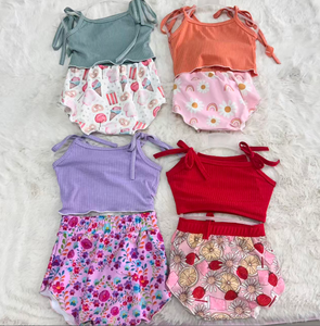 W59 Completo Estivo Cozy per Bambine, 2 Pezzi: Top Morbido con Stampa Floreale e Chiusura a Cintura e Pantaloncini con Bretelle - Product Image 5