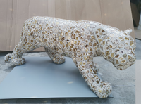 Sculpture de léopard sur pied en mosaïque de miroir argenté grandeur nature, faite à la main, statue animale brillante en miroir pour une présentation moderne et luxueuse sur le sol