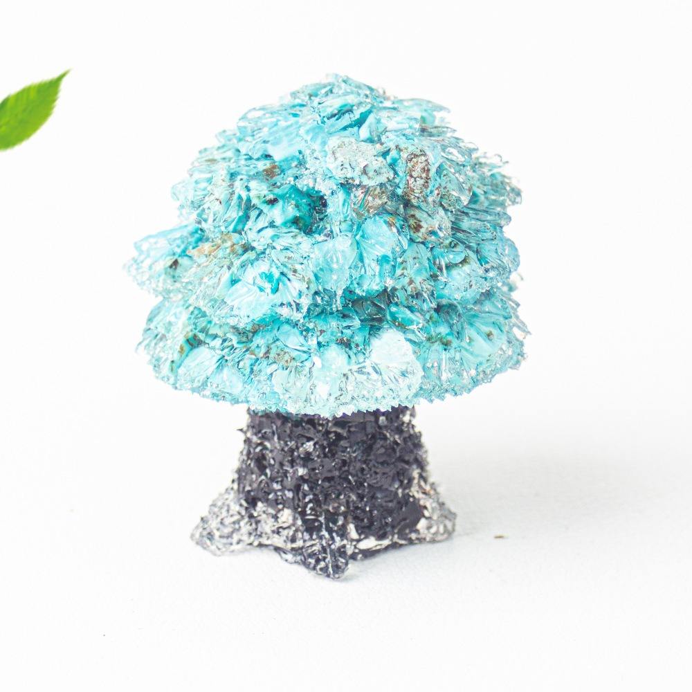 มีสีเขียวขุ่น